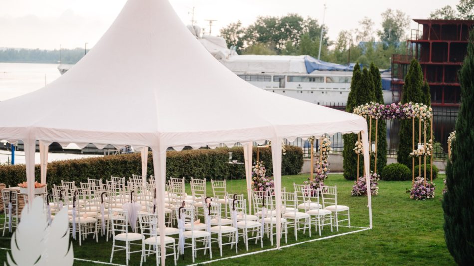 Tentes de réception : le choix parfait pour un mariage en plein air